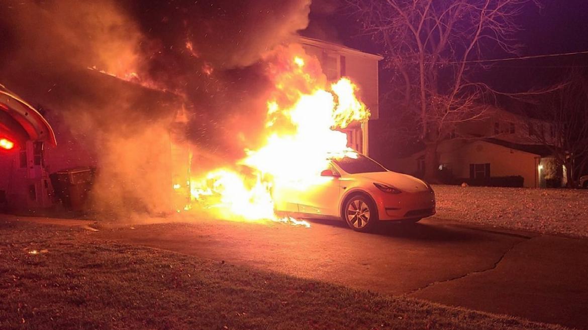 Tesla и State Farm: Тужба за пожар во Model S и вината на дизајн