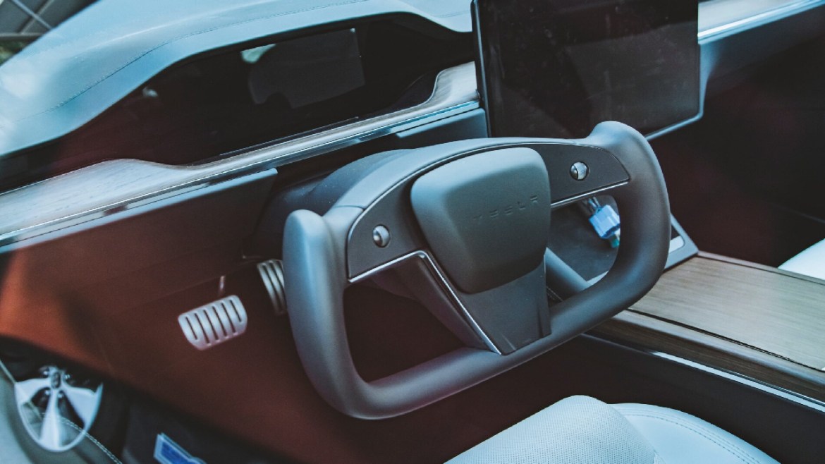 Иновации и снова спор: дали Tesla можност за избор помеѓу стандардниот волан и Yoke дизајнот