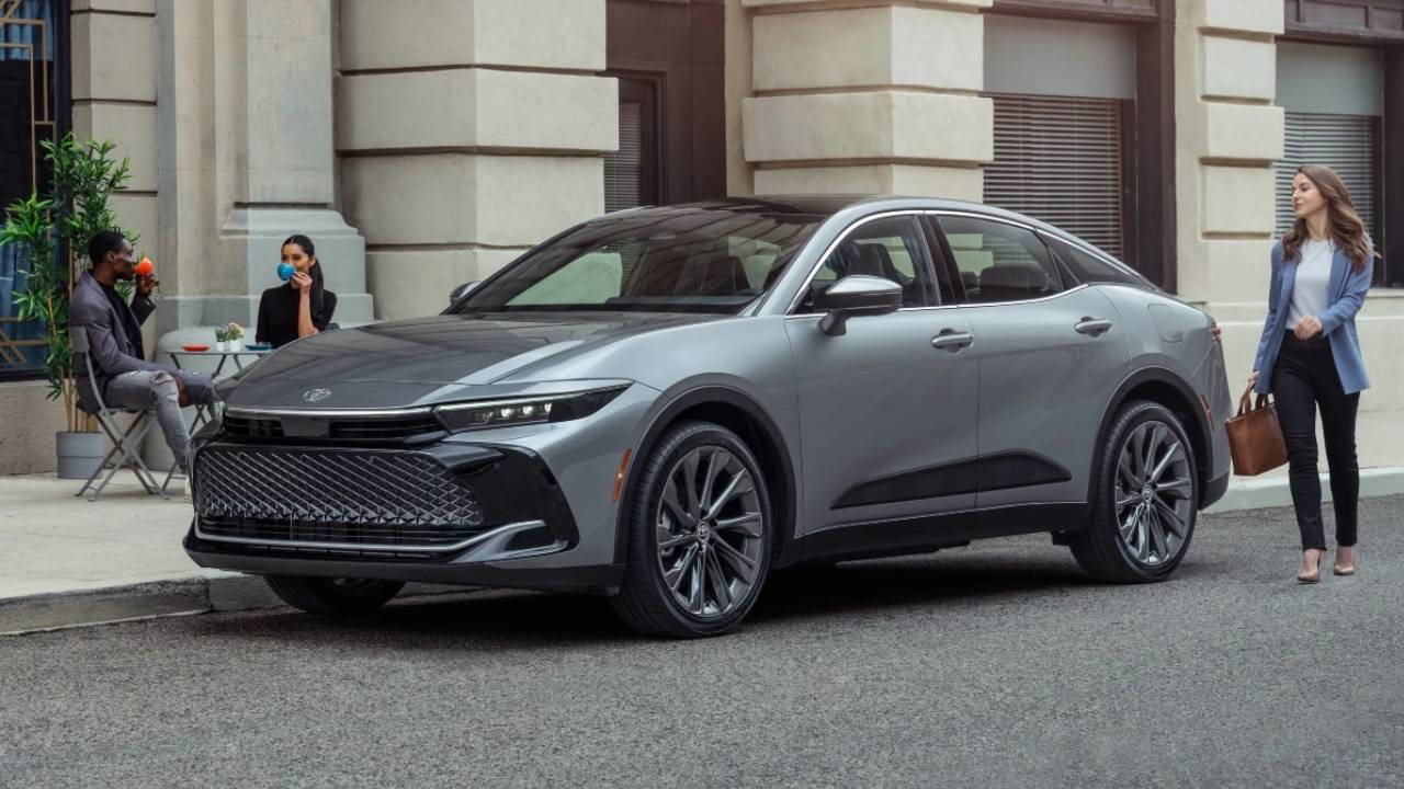 Toyota Crown: Поглед во новата генерација и таргет каросерии