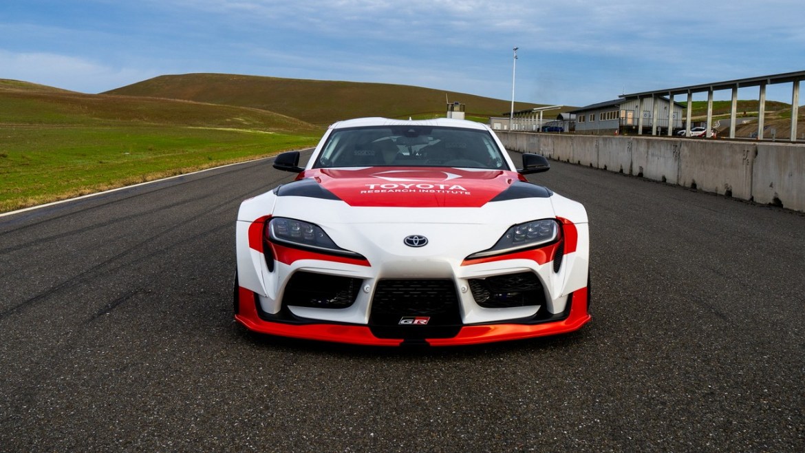 Автономен дрифт и безбедност: Toyota TRI развој на Supra како пилот-помошник
