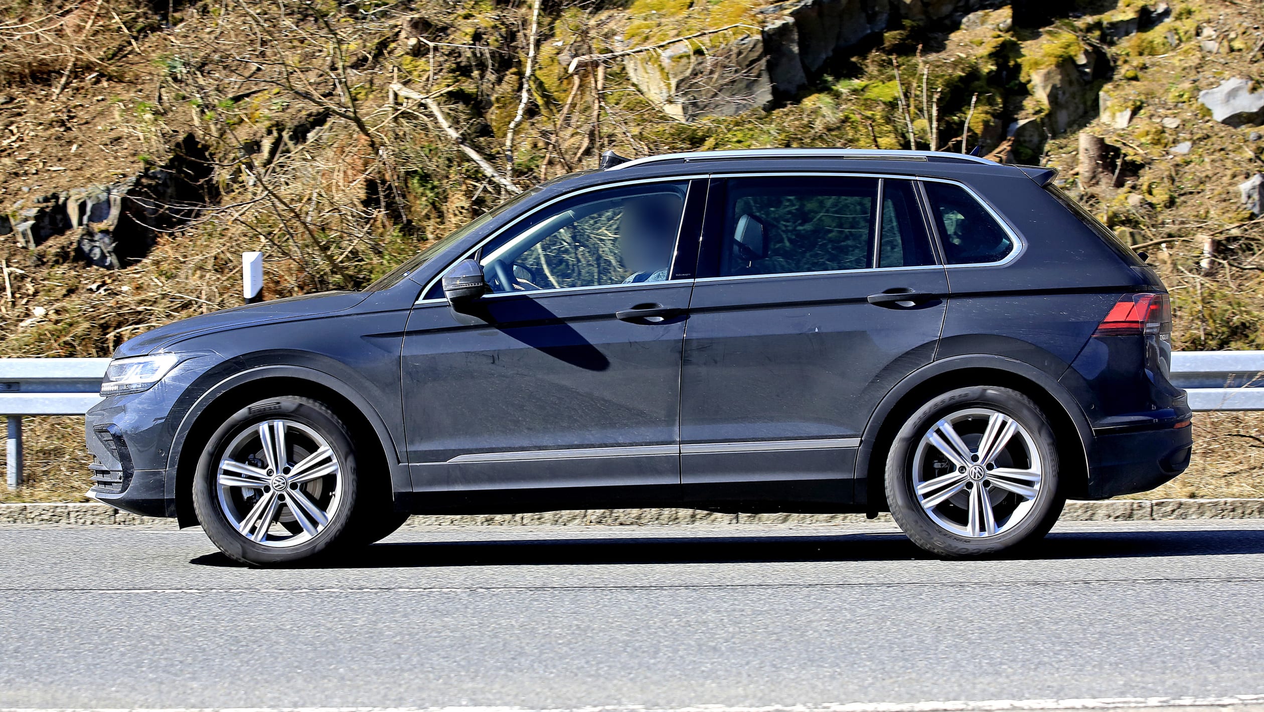 VW Tiguan 2021 — Нови детали и хибридни можности без голема камера