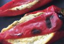 Печена црвена пиперка полнета со сирење: Вкусна ужинка што се распаѓа во устата