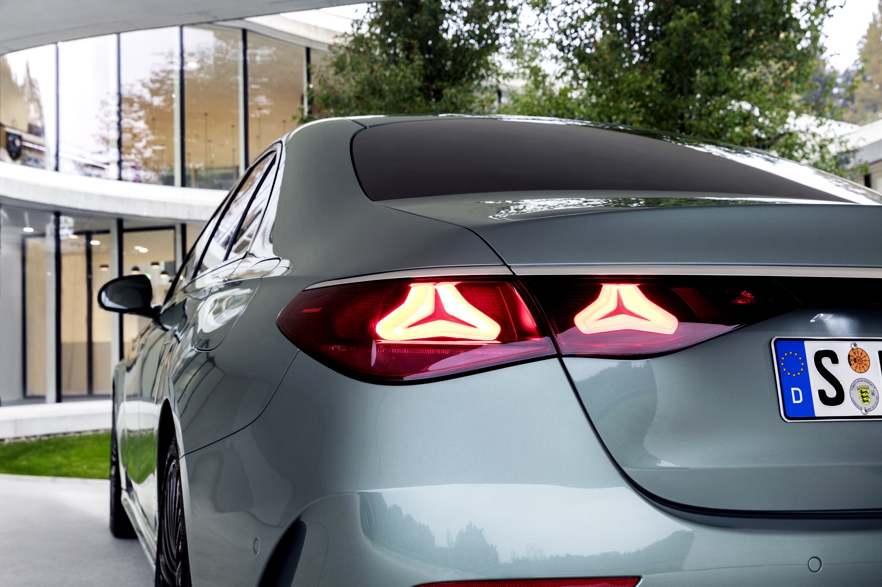 Е серија на Мерцедес-Бенз: Новиот модел во тешката алијанса на луксуз и технолошки напредок