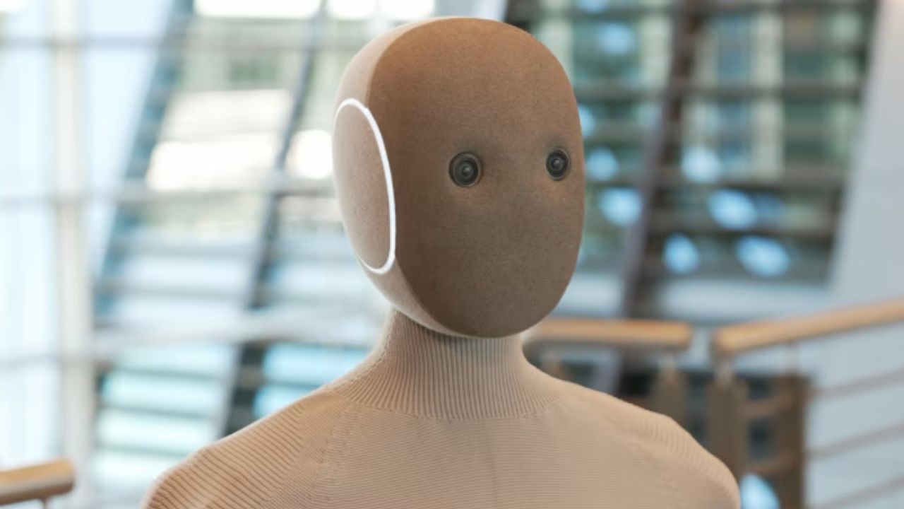 Лице на робот што ја прикажува надворешната влијание зад кое се крие човечки оператор и реалноста