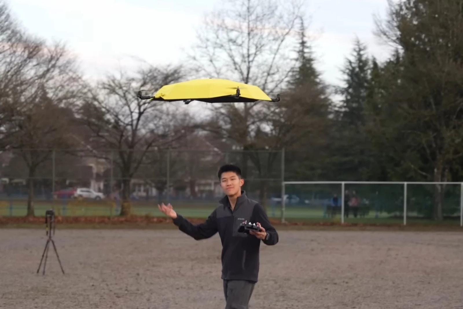 Автономна летечка сенка: искусно искуство со заштита од дожд слободни раце