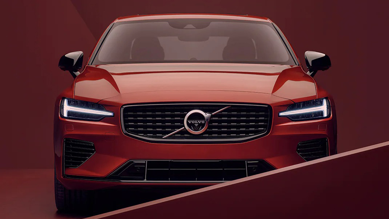 Совети при купување половен автомобил: Гид за безбедна купувачка</p>
<p><strong>Избирање на бренд и модел</strong> одлучете се јасно и спроведете сеопфатно истражување. Откако ќе одберете кој бренд и модел ви одговара, проучете ги хроничните проблеми и трошоците за поправки. На тој начин ќе можете однапред да процените какви неочекувани трошоци ќе следат по купувањето.</p>
<p><strong>Контакт со продавачот</strong> поставувајте внимателни прашања. Од самото прво претставување, фокусирајте се на собирање информации. На пример: зошто го продава автомобилот, колку долго го користи, дали има записи за несреќи или оштетувања, како е состојбата на моторот и датумот на последната сервисна интервенција. Особено е важно детално да се утврди историјата на одржување, за да се избегнат големи поправки или изненадувачки трошоци.</p>
<p><img decoding=