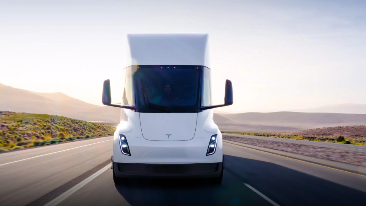 Во преминот Доннер: Tesla Semi — шоу на дизелските камиони на стрмни патишта