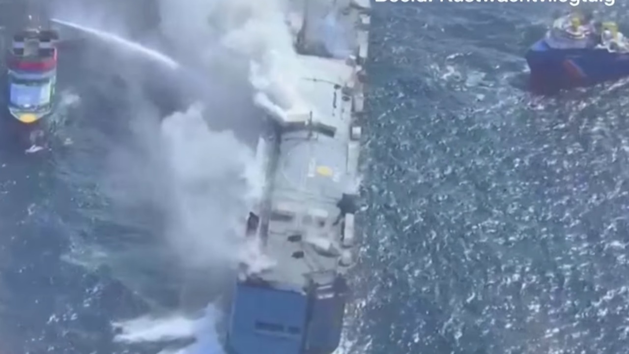 Пожар на брод со електрични возила близу Холандија: 1 мртов, неколку повредени и барања