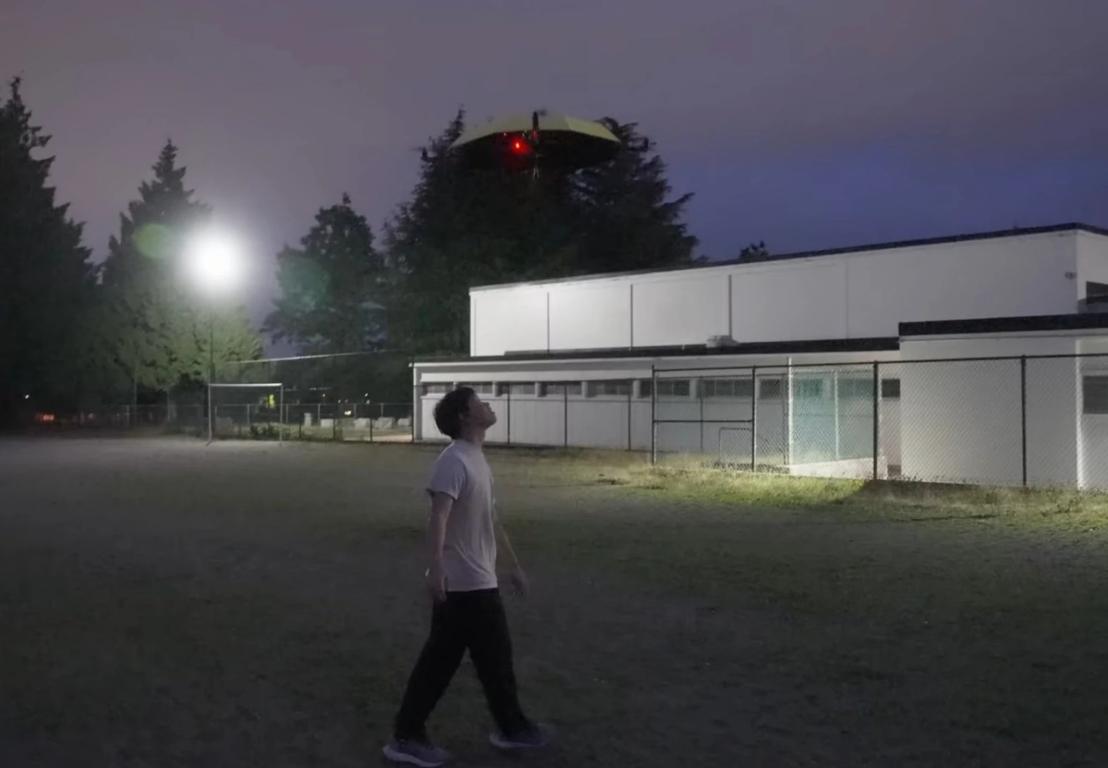 Автономна летечка сенка: искусно искуство со заштита од дожд слободни раце