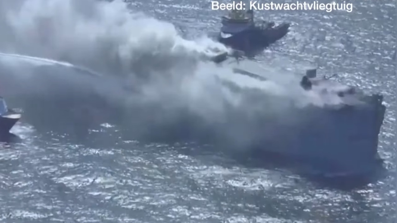 Пожар на брод со електрични возила близу Холандија: 1 мртов, неколку повредени и барања