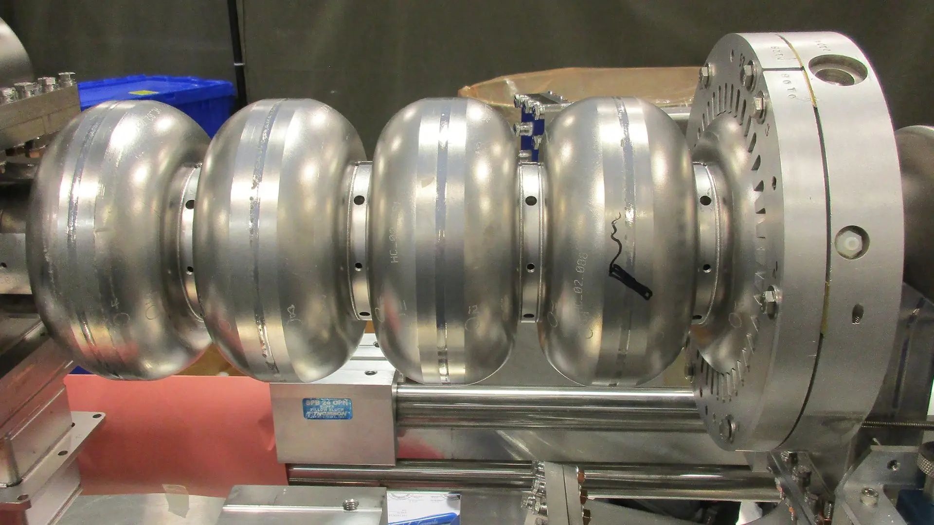 Нуклеарно отпадно неутронско неутрализирање и повторна проценка со ADS: Решението базирано на убрзувачот на лабораторијата Џеферсон