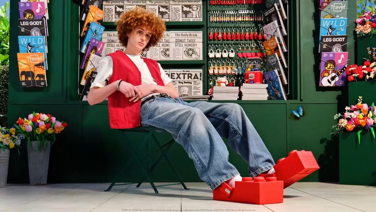 LEGO и Crocs брендови склучуваат долгогодишно партнерство што става акцент на креативноста и изразувањето на себе. Првиот производ од оваа соработка, Brick Clog, има уникатен дизајн кој потсеќа на LEGO блокови.