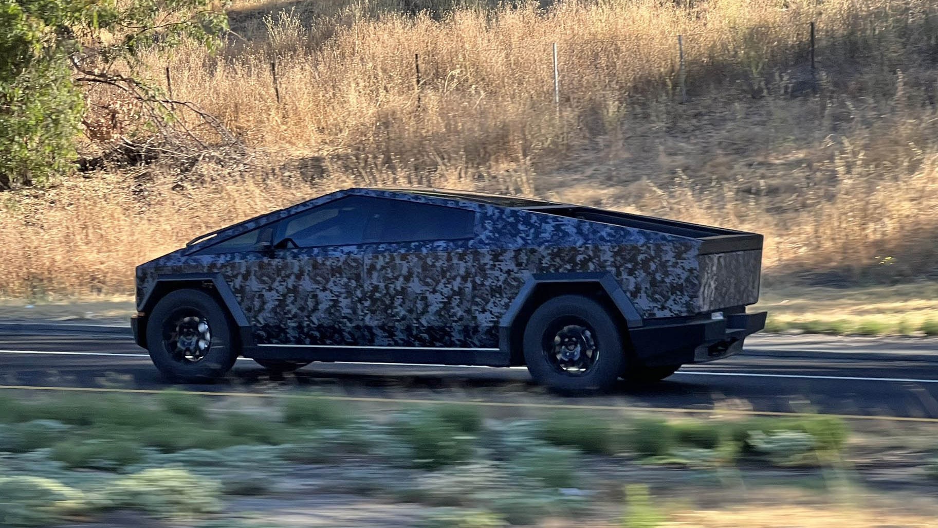 Црна камуфлажа на Cybertruck тестирања и очекувања: производствен пат и цени