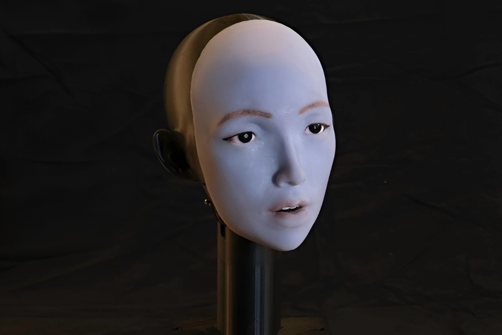 EMO: Ребрендирање на човек-робот интеракција со силиконско лице и синхронизација на усните