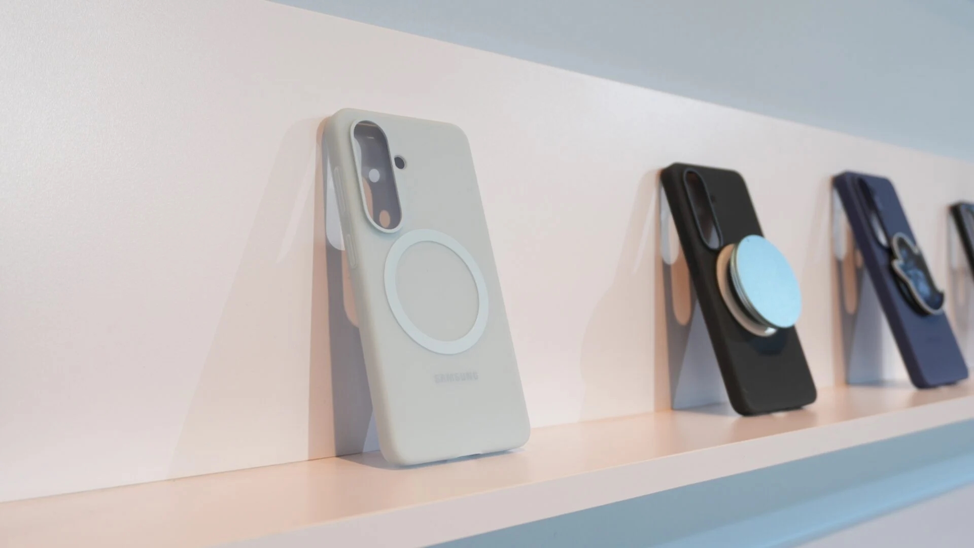 Galaxy S26: Qi2 Ready Поддршка и Магнетен Поставување Тема