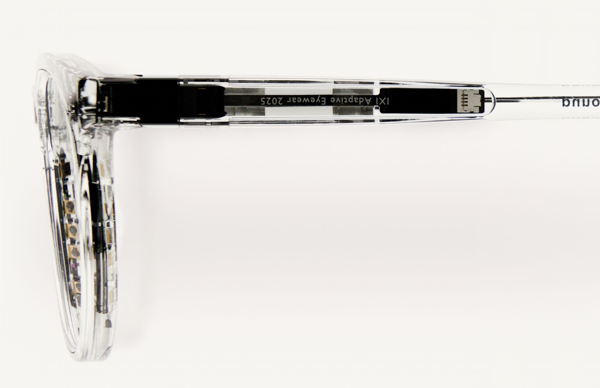 IXI: Нов пристап кон возрастна хиперметропија со динамично фокусирање на очилата