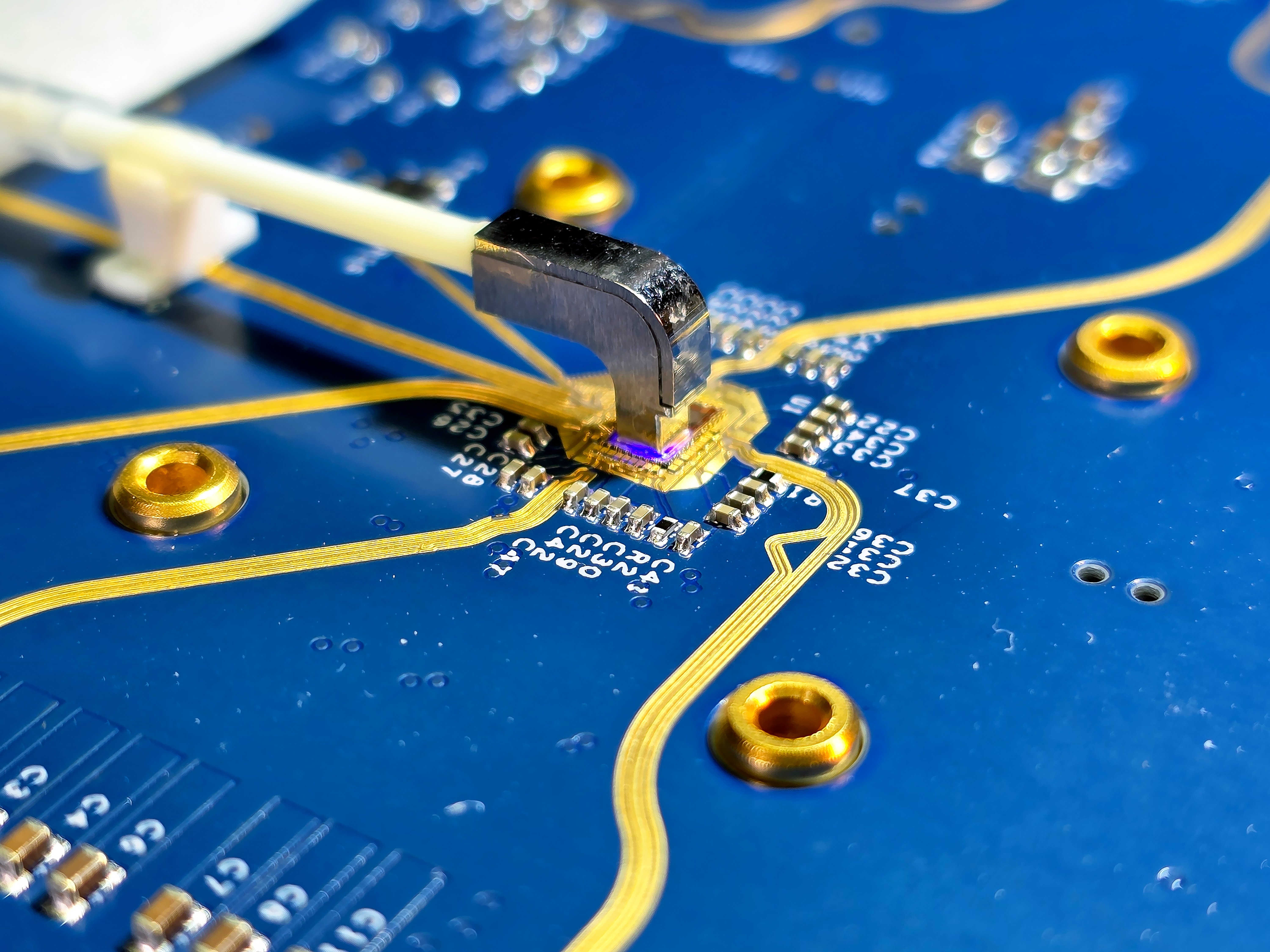 NanoLED и микро LED револуција: Светлосното инженерство над пикселите