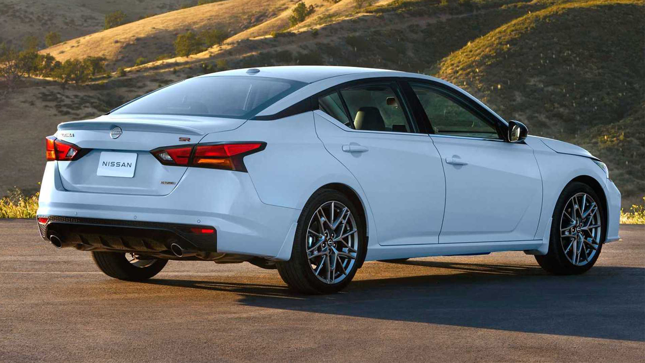 Нисан Altima и Versa Кон крајот на производството: Стратегијата позади транзицијата на електрична енергија