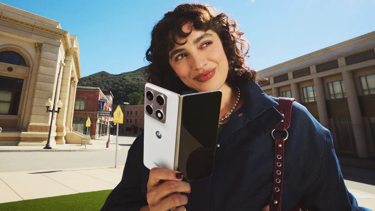 Razr Fold: Ново поглавје во книжниот стил преклопен телефон на Motorola