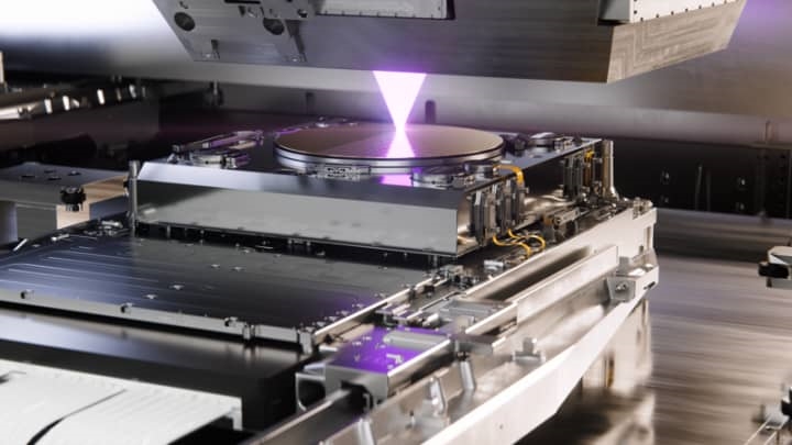 Реорганизација во ASML: 1.700 работни места со фокус на инжeнеринг и трансформација