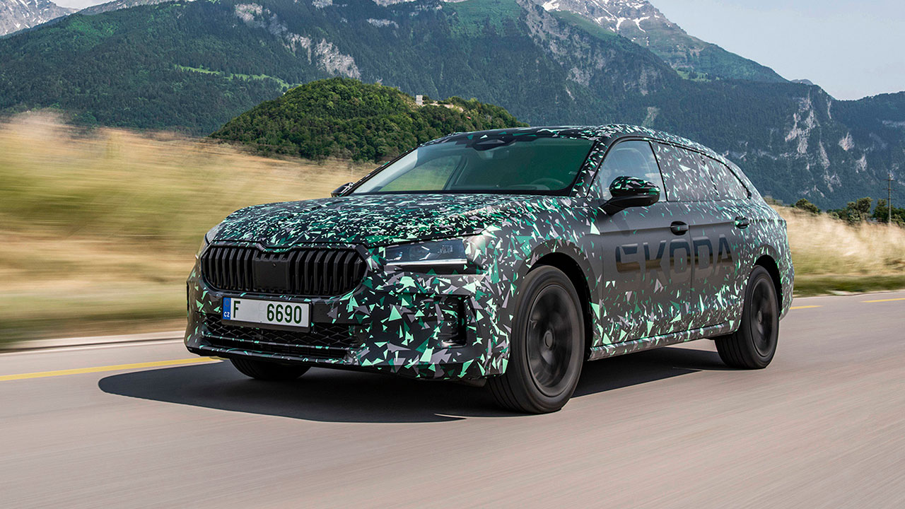 Skoda Superb-4та генерација во ноември: Нов дизајн и проширен внатрешен простор