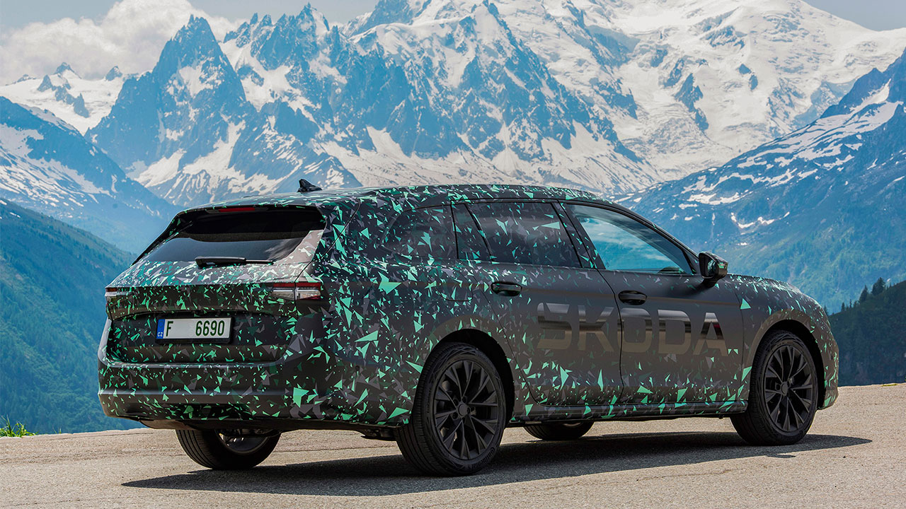 Skoda Superb-4та генерација во ноември: Нов дизајн и проширен внатрешен простор